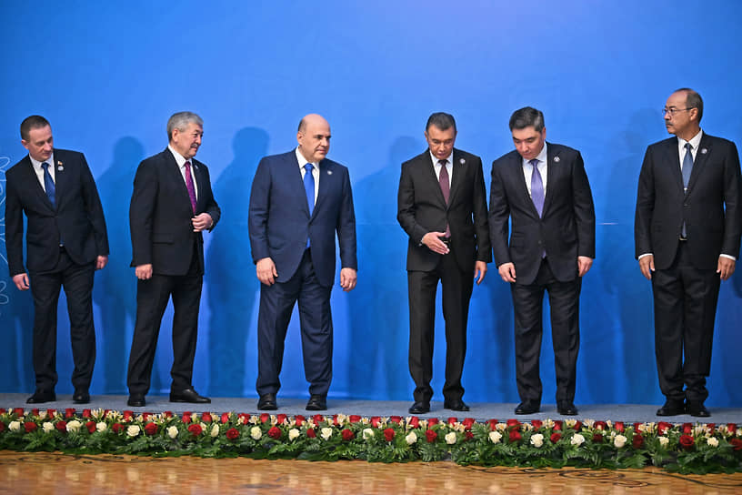 Слева направо: премьер-министр Республики Беларусь Александр Турчин, председатель Кабинета министров Киргизии — руководитель Администрации Президента Киргизии Адылбек Касымалиев, председатель правительства России Михаил Мишустин, премьер-министр Таджикистана Кохир Расулзода, премьер-министр Казахстана Олжас Бектенов  и председатель правительства Узбекистана  Абдулла Арипов