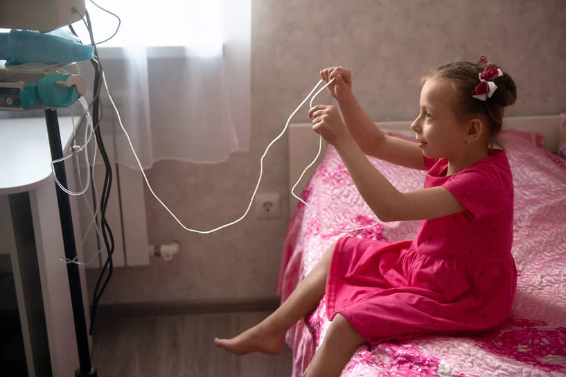 В начале этого года врачам удалось удлинить Уле тонкий кишечник до 135 сантиметров — это в несколько раз меньше, чем нужно для жизни и развития девочки