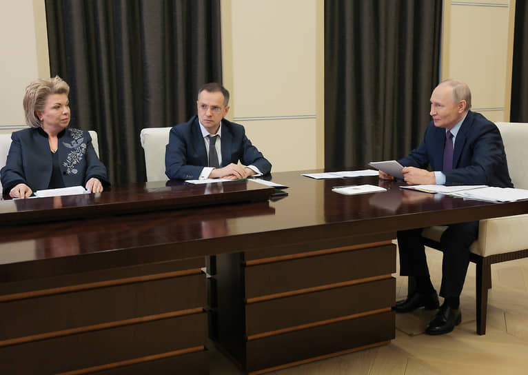 Владимир Путин на встрече с членами Совета по русскому языку держал дистанцию