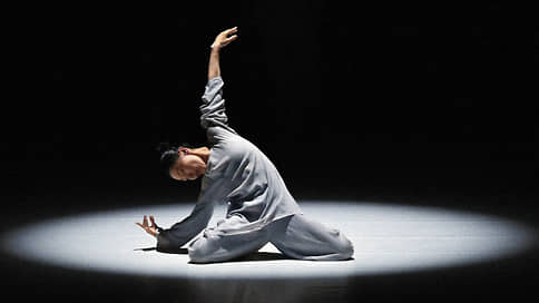 Review of the Chinese performance « From the inside » in Moscow