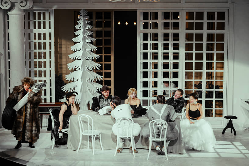 Ключевой фрагмент действия — новогоднее застолье, выдержанное, однако, в безрадостных тонах