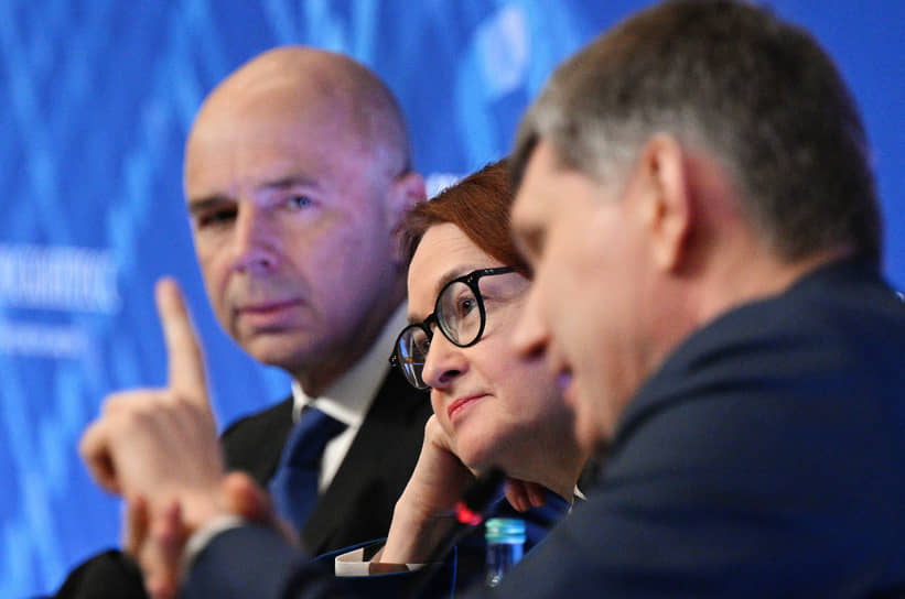 Де-факто и министр финансов Антон Силуанов, и глава ЦБ Эльвира Набиуллина призывали главу Минэкономики Максима Решетникова к одному — к терпению, чтобы дать экономике «переварить» уже сделанные вложения и дождаться результатов