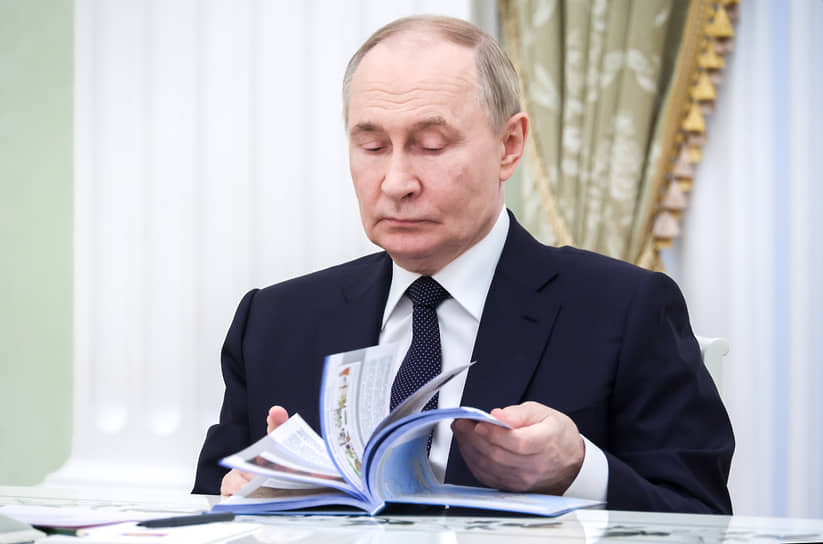 Владимир Путин, наверное, жалеет, что в его детстве не было такого учебника