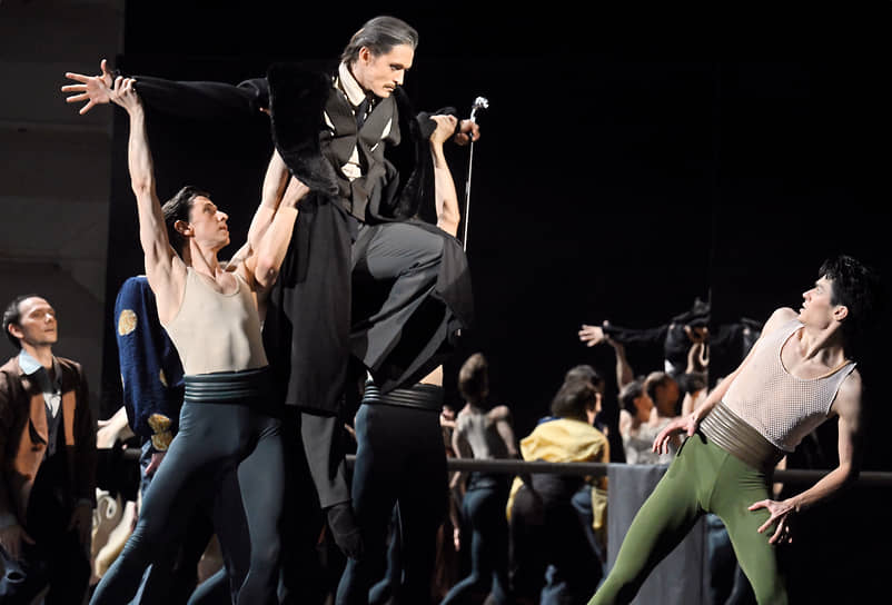 В спектакле величие Дягилева (Денис Родькин, слева) подчеркнуто унижением Нижинского (Дмитрий Смилевски, справа)