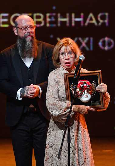 Актриса Омского драматического театра «Галерка» Валентина Лебедева (справа)