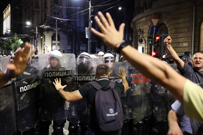 Начавшиеся сразу после окончания митинга столкновения протестующих с полицией и жандармерией продолжались до глубокой ночи