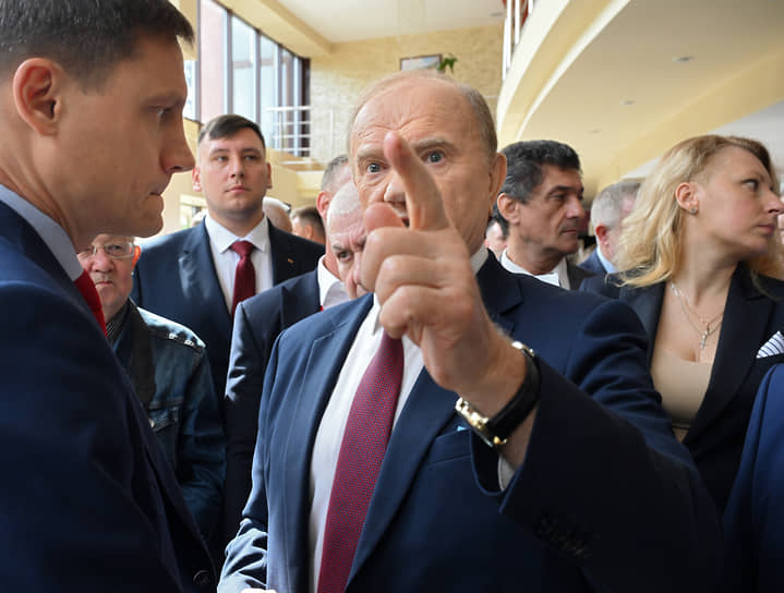 Геннадий Зюганов (в центре) во время съезда