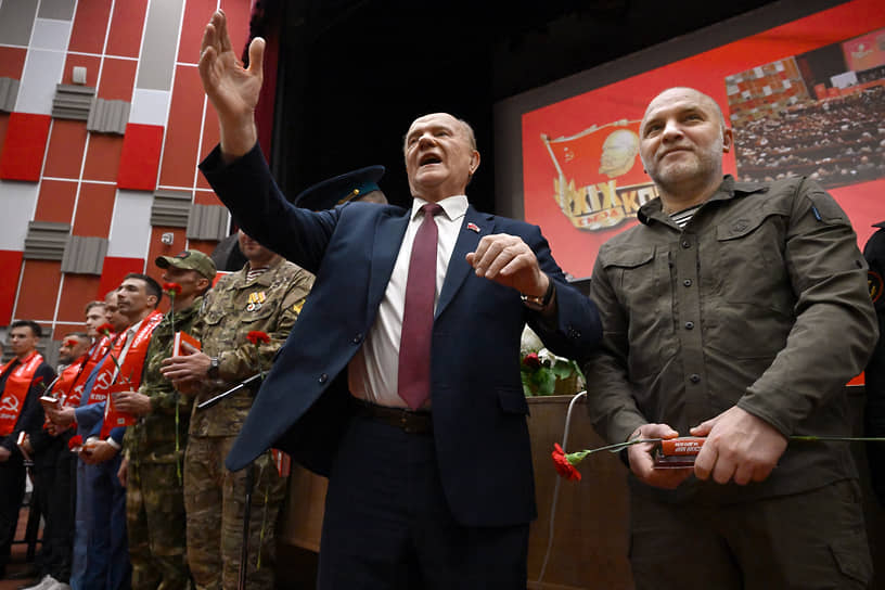 Лидер КПРФ Геннадий Зюганов во время церемонии вручения партийных билетов новым членам партии