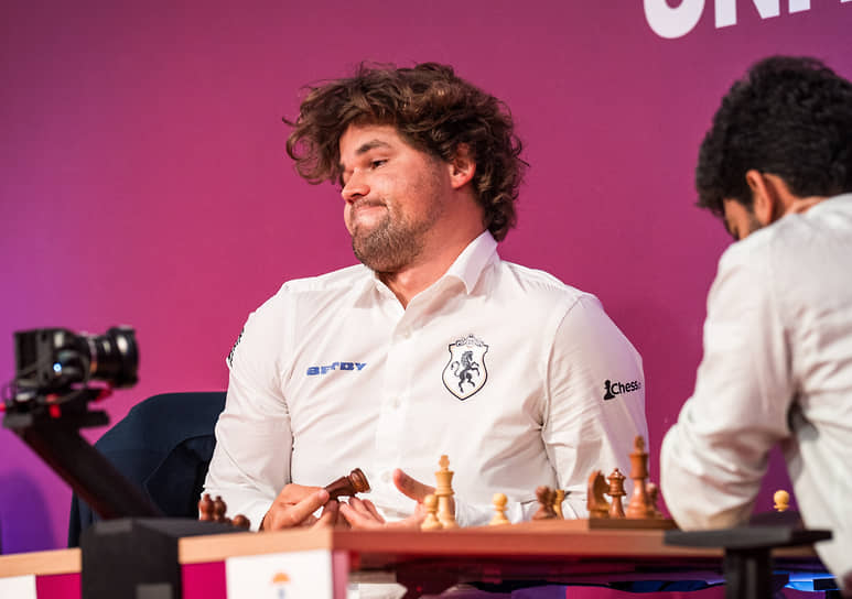 Первый номер рейтинга FIDE Магнус Карлсен (слева) и чемпион мира Гукеш Доммараджу на втором турнире подряд поделили победы