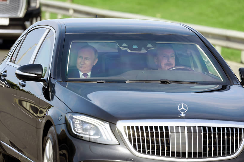 Меньше года назад, в августе 2024-го, во время визита Владимира Путина в Баку президенты России и Азербайджана вместе ездили по городу в черном «Мерседесе» Ильхама Алиева. Судя по всему, в тот момент они не предполагали, что совсем скоро российско-азербайджанские отношения собьются с заданного тогда курса