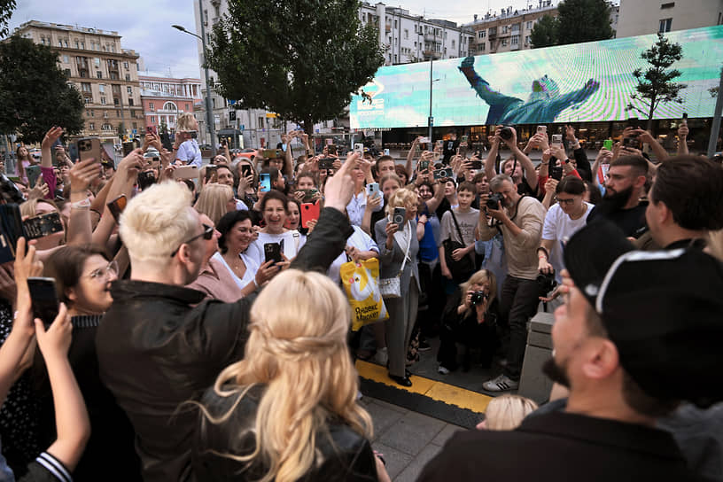 Благодаря видеоклипу конкурсная песня «Прямо к сердцу» вышла прямо на улицы