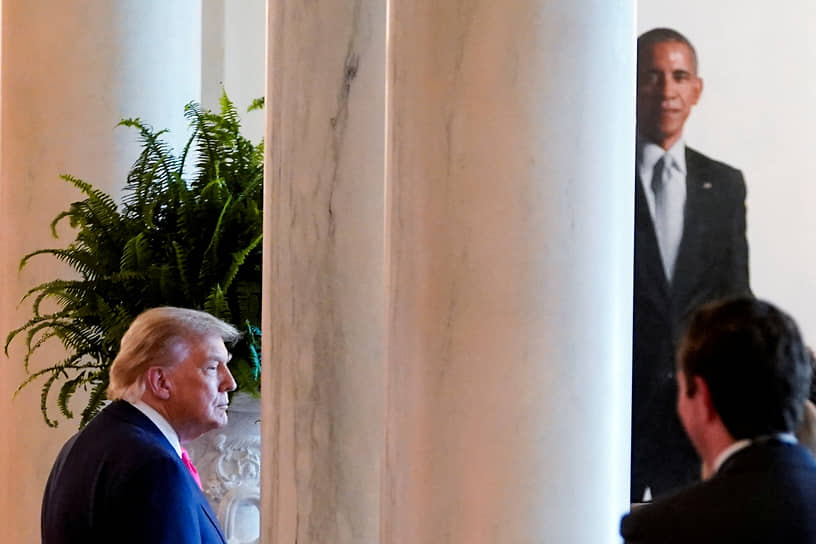 Президент США Дональд Трамп идет мимо портрета экс-президента Барака Обамы