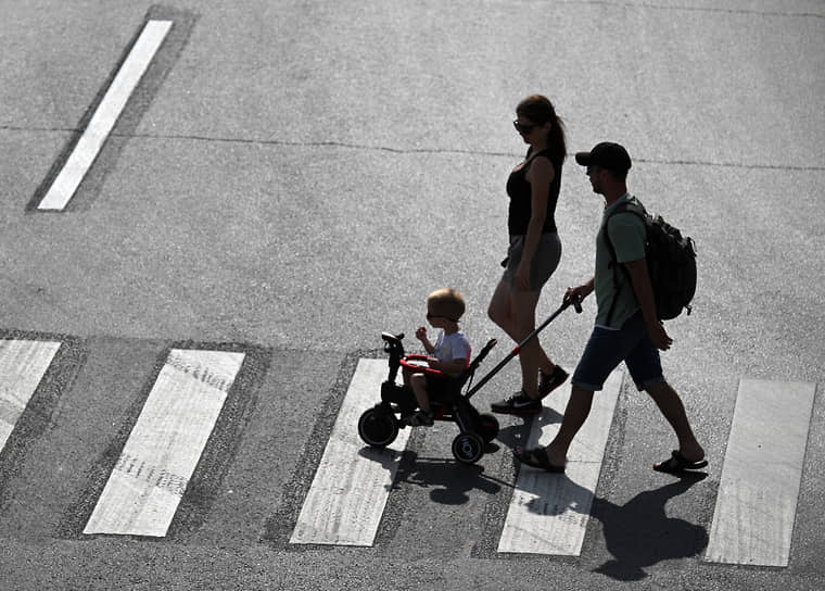 Свернуть демографические предпочтения россиян с традиционного пути крайне сложно, однако сроки их реализации у новых поколений все сильнее сдвигаются в будущее