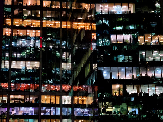 Pessoas trabalhando em um ambiente de escritório moderno, ilustrando diferentes gerações