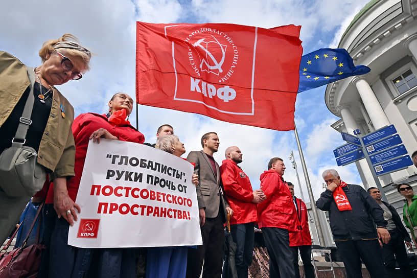 Коммунисты надеются, что к их борьбе против «русофобской Европы» присоединятся сами европейцы