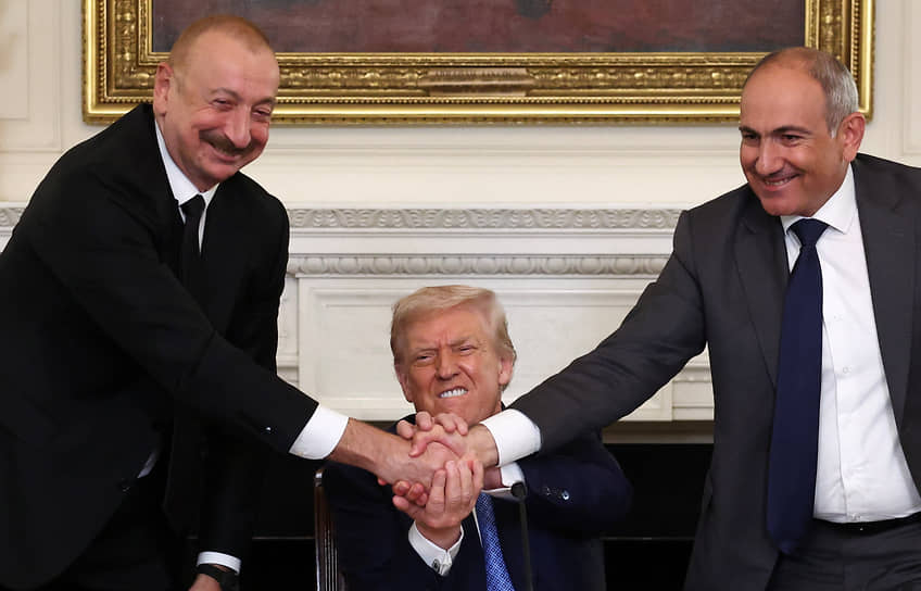 Упомянув «русских, которые очень старались», Дональд Трамп выразил убежденность в том, что его приход на Южный Кавказ позволил кардинально изменить ситуацию в регионе (на фото слева — президент Азербайджана Ильхам Алиев, справа — премьер Армении Никол Пашинян)