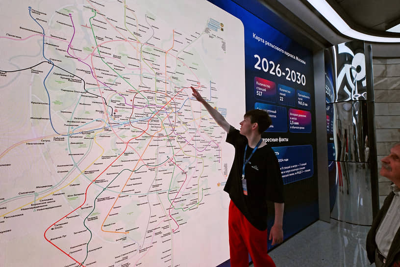 Посетители на выставке у интерактивной карты московского метрополитена