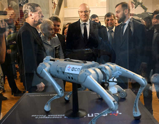 Изображение демонстрирует обсуждение научных проектов