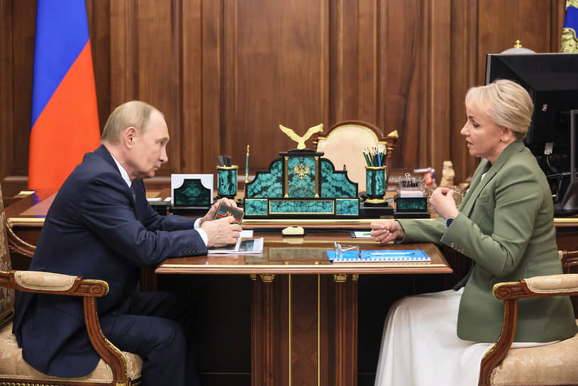 Президент Владимир Путин и временно исполняющая обязанности губернатора Еврейской автономной области Мария Костюк