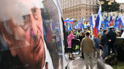 Под единым флагом // Чем партии отметились в день российского триколора