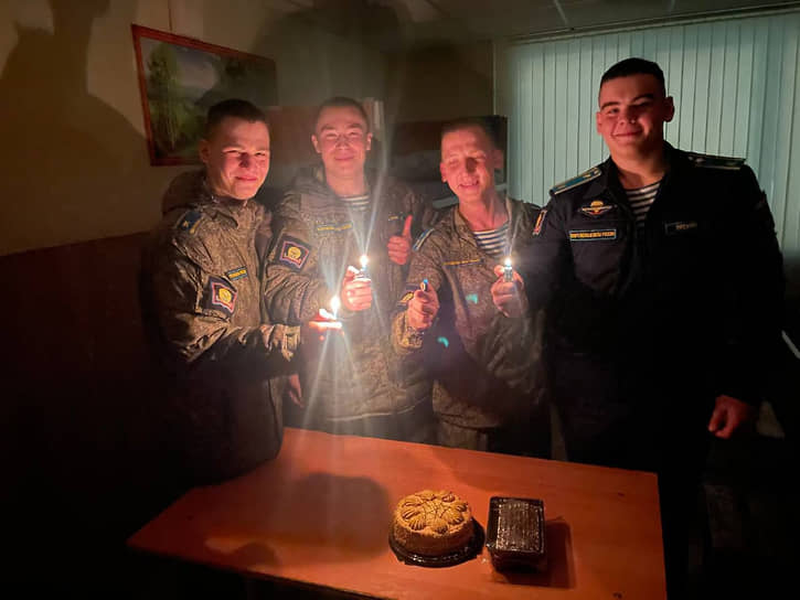 Илья Казанцев (второй справа), несмотря на нелюбовь к своему замкомвзвода Ивану Селину, с днем рождения его поздравлял