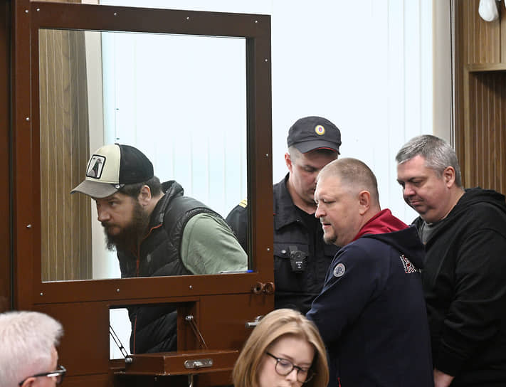 Александр Санин, Михаил Поляков и Денис Савинский (слева направо) вину в вымогательстве не признают