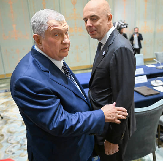 Глава «Роснефти» Игорь Сечин поздравляет министра финансов Антона Силуанова с Днем знаний