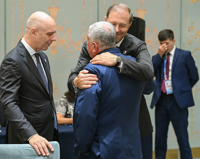 Вице-премьер Денис Мантуров поздравляет главу «Роснефти» Игоря Сечина с Днем знаний