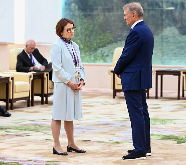 Глава Центробанка Эльвира Набиулина и глава «Сбера» Герман Греф во время ожидания не тратят время даром: заняты нервным выяснением истины