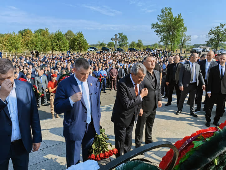 Глава Республики Северная Осетия Сергей Меняйло (третий слева) и председатель ЛДПР Леонид Слуцкий (второй слева)
