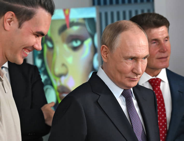 Владимир Путин приехал в национальный центр «Россия» к россиянам и россиянкам