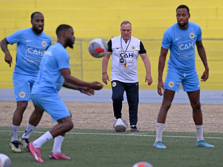 Главная звезда сборной Кюрасао — ее тренер Дик Адвокат (третий слева), известный в России по работе с «Зенитом» и национальной сборной