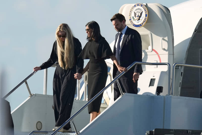 Вице-президент США Джей Ди Вэнс (справа) отложил все дела, чтобы вместе со своей супругой Ушей Вэнс (в центре) и вдовой Чарли Кирка Эрикой на борту президентского самолета сопроводить тело погибшего из Юты в Аризону