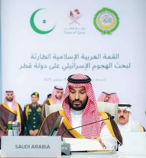 Наследный принц Саудовской Аравии Мухаммед бин Салман (в центре) принимает участие в экстренном саммите лидеров арабских и исламских стран