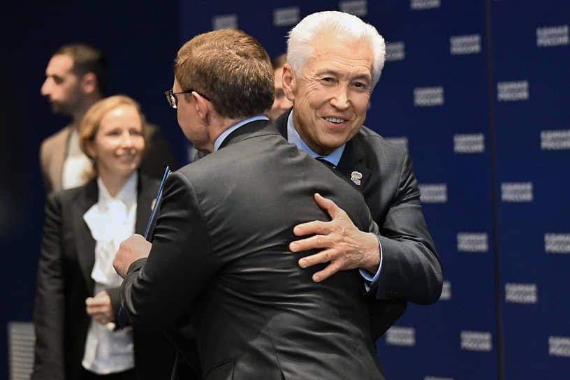 Результаты выборов-2025 вызвали у секретаря генсовета «Единой России» Владимира Якушева (спиной) и руководителя думской фракции единороссов Владимира Васильева чувство глубокого удовлетворения