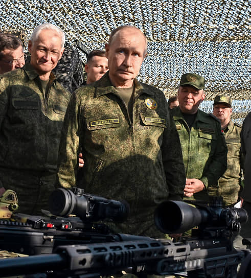 Владимир Путин изучал манекенов на выставке как живых