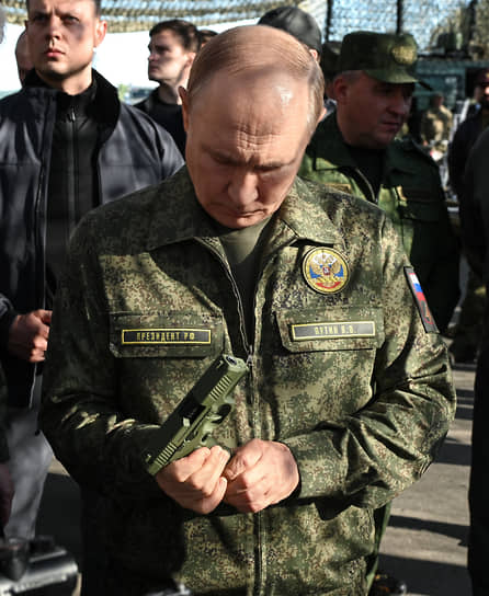 Новый пистолет особенно заинтересовал верховного главнокомандующего