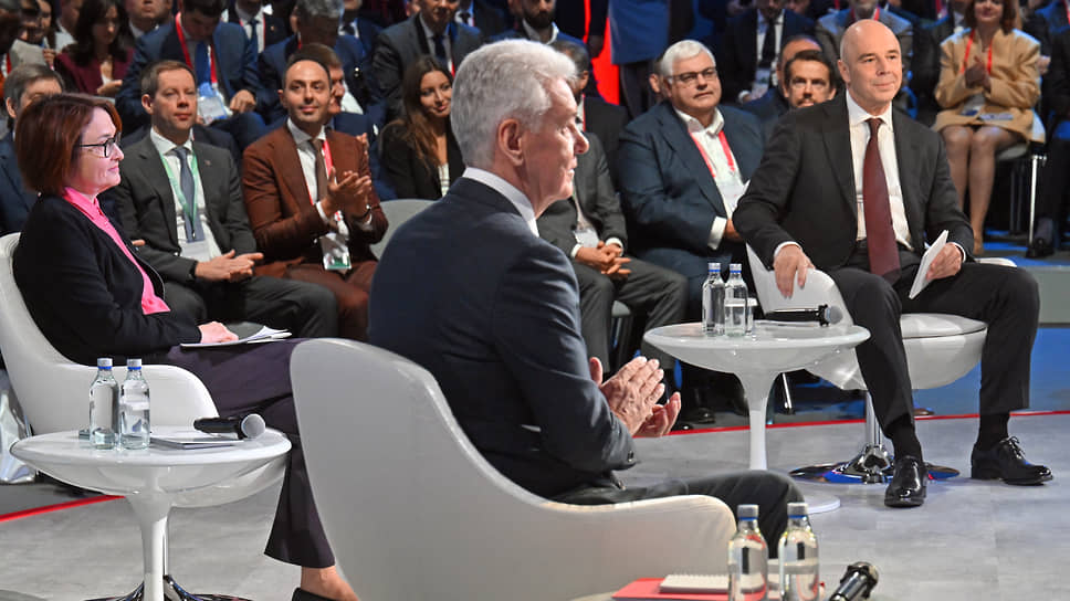 Председатель Центрального Банка Эльвира Набиуллина (слева), мэр Москвы Сергей Собянин (в центре) и министр финансов Антон Силуанов (справа)