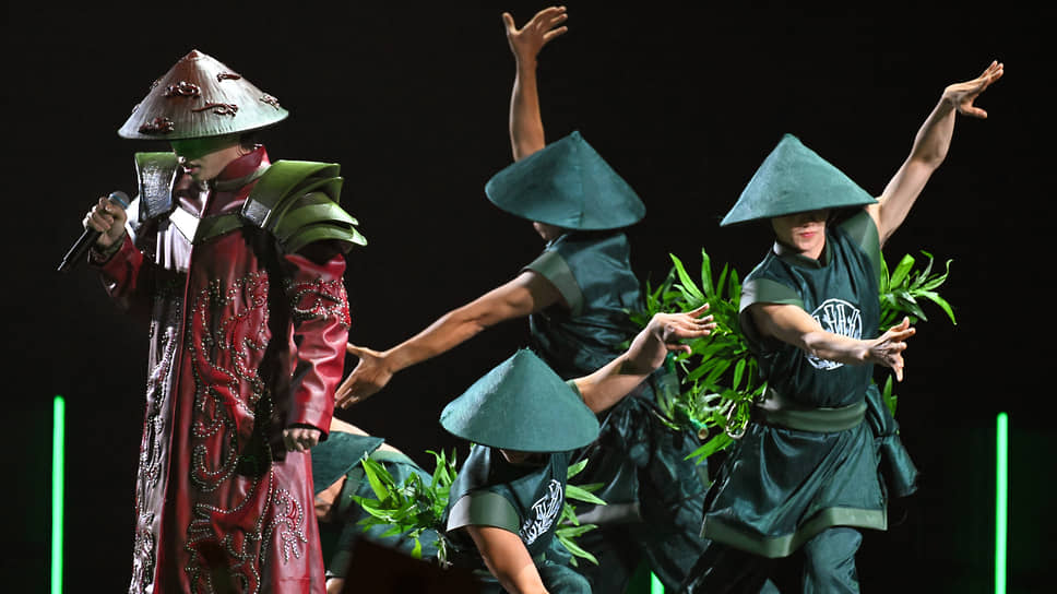 Выступление вьетнамского участника конкурса Дык Фука (слева) встретило понимание жюри