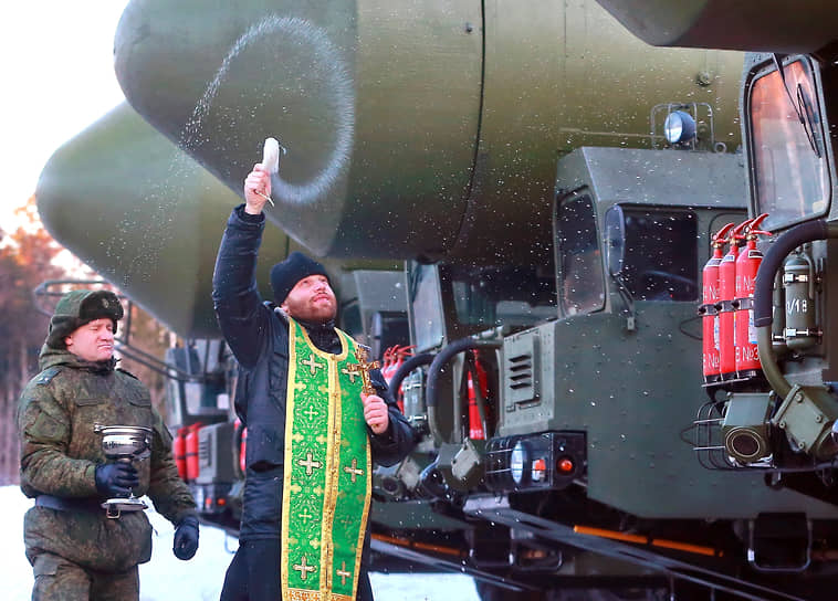 Владимир Путин заявил о готовности РФ и далее придерживаться количественных ограничений, предусмотренных договором СНВ. Речь идет, в частности, о сотнях единиц для развернутых МБР