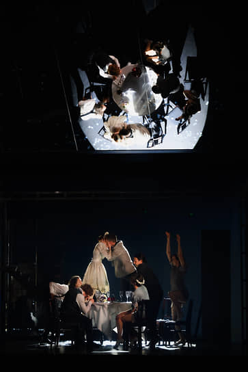 Разреженную оперу обильно украсили необязательными пластическими «новеллами», которые вдобавок отражены в зеркале