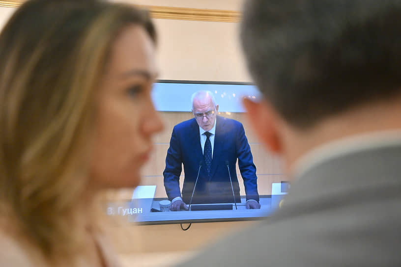 Выступление Александра Гуцана (на экране) в Совете федерации выявило полное единство мнений нового генпрокурора и сенаторов о путях укрепления законности в России