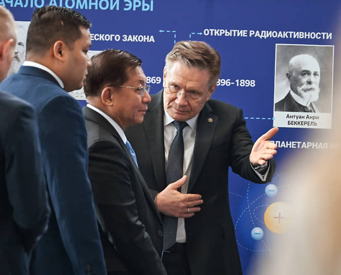 Глава «Росатома» Алексей Лихачев (третий слева) провел экскурсию по выставке в музее «Атом»