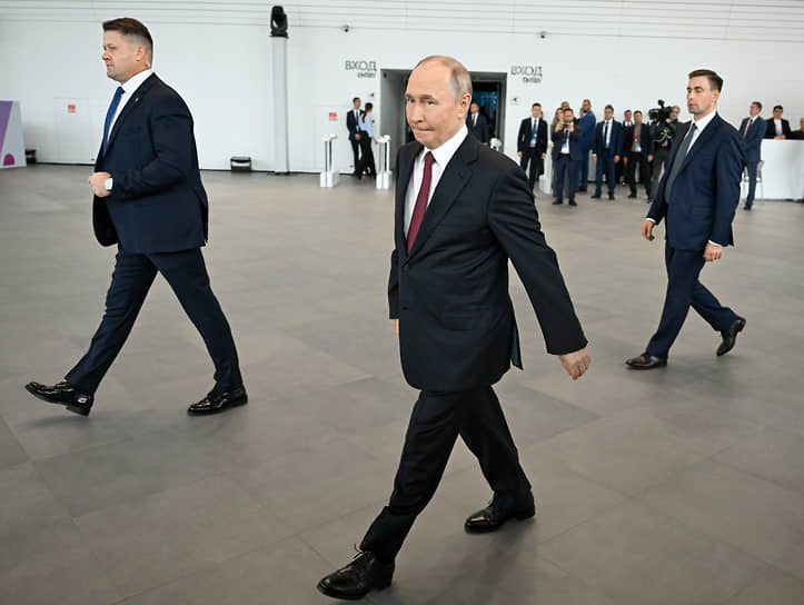 Владимир Путин не опоздал в павильон «Атом»