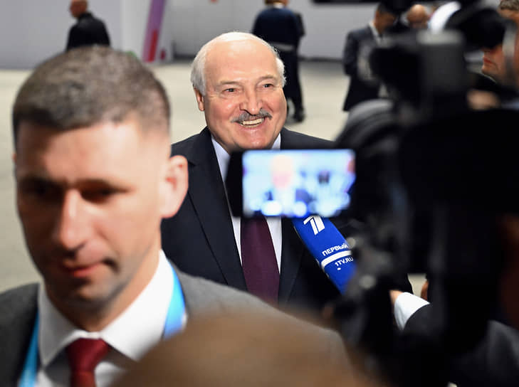 Александр Лукашенко не наговорился и после форума