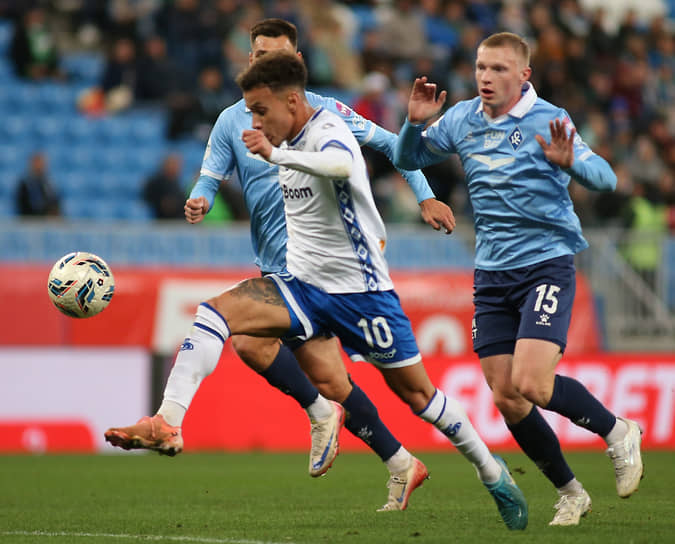 Трех голов в первом тайме, в том числе в исполнении Бителлу (№10), едва хватило московскому «Динамо» для победы над «Крыльями Советов»