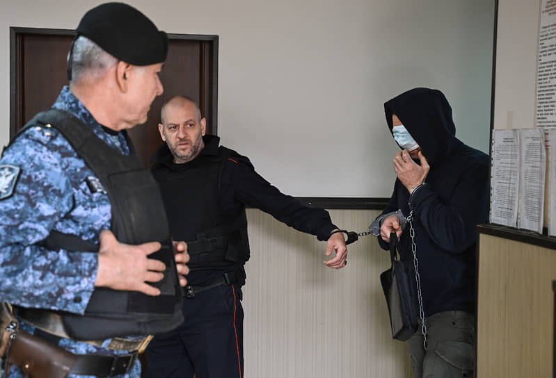 Бывший сотрудник МВД России Алексей Чеботарев (справа) перед заседанием суда, 5 июня 