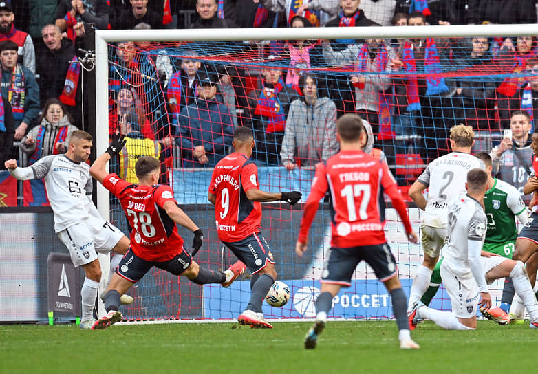 Забив на последних секундах матча с «Балтикой», Игорь Дивеев (№78) вывел ЦСКА на первое место в чемпионате России