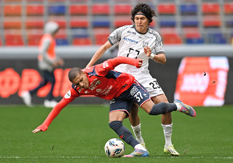 Энрике Кармо (слева) и Мингиян Бевеев