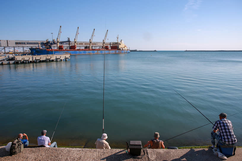 Вид на морской порт в Туапсе
